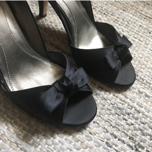 Kenneth Cole Reaction black satin heels - Picture 6 of 6